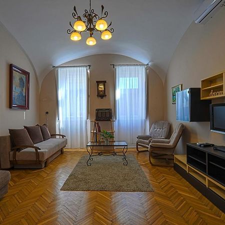 Demetrovics Udvarhaz Eğri Dış mekan fotoğraf
