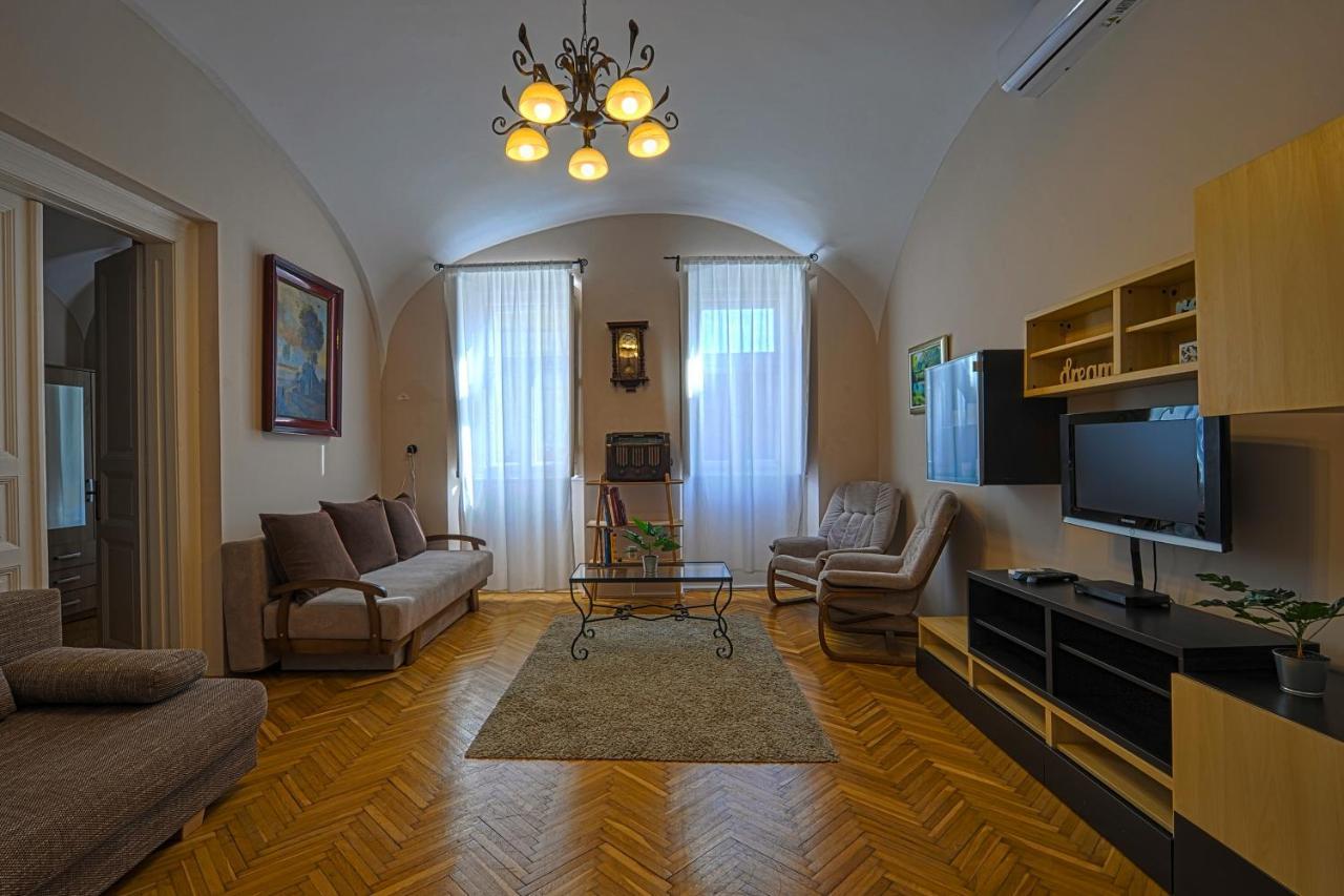 Demetrovics Udvarhaz Eğri Dış mekan fotoğraf