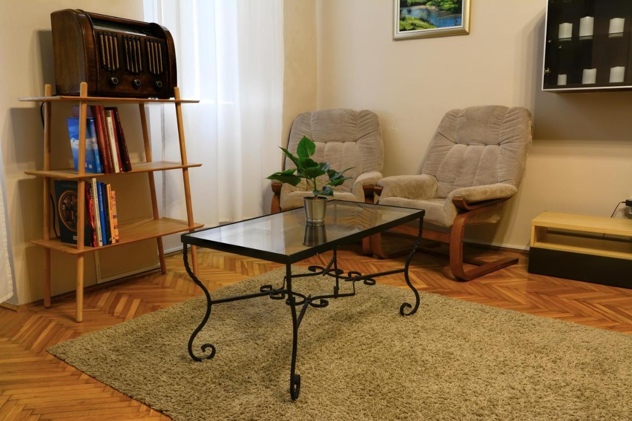 Demetrovics Udvarhaz Eğri Dış mekan fotoğraf
